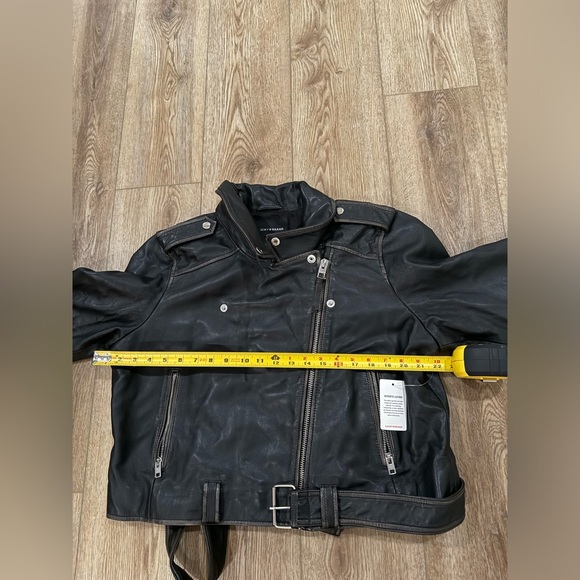 Lucky Cropped Distressed Leather Moto Jacket (authentic leather)
Style # 7W31446 - Picture 5 of 5